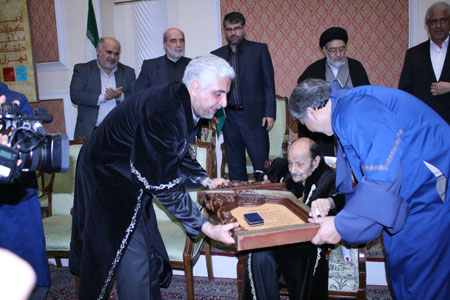نخستین لباس رسمی مفاخر دانشگاه تهران بر قامت دکتر شیمی