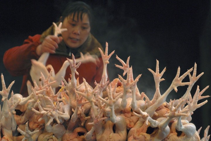 ادامه رسوايي‌ها در چين/«پای مرغ» آلوده از بازار جمع شد
