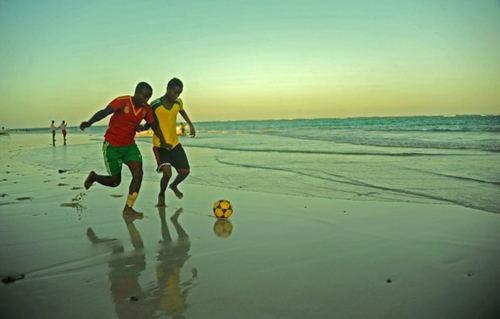 بازی فوتبال در ساحل «موگادیشو» پایتخت سومالی (AFP)