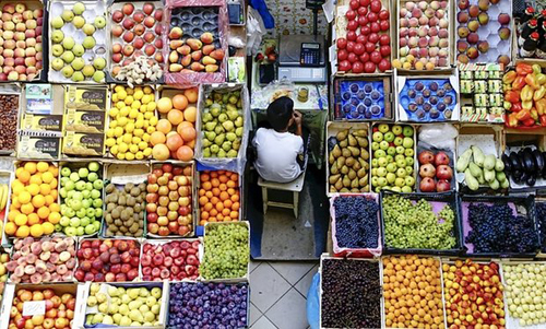 یک میوه فروشی در «قازان» روسیه (Reuters)