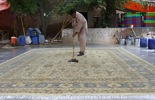 شستشوی فرش نزدیک بازار «قصه خوانی» پیشاور پاکستان (Reuters)