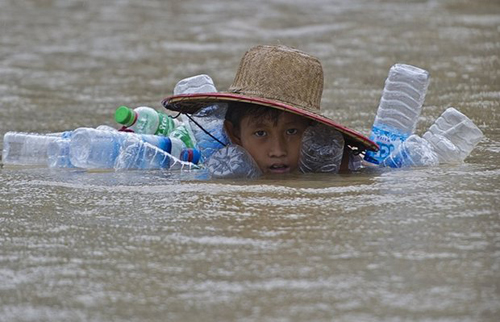 شنا میان سیلاب روستاهای میانمار (Guardian)